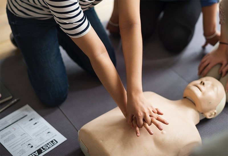 Dotarsi di un defibrillatore: normativa, corsi, incentivi