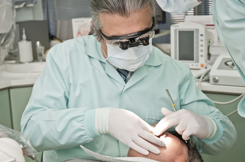 Parodontite: le cause, come si cura e le migliori strategie di prevenzione consigliate dai dentisti